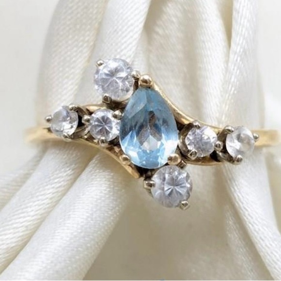 14K Gold Ring with CZ and Blue Topaz - Picture 3 of 9